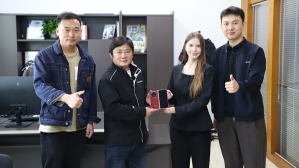 张雪换上折叠屏新手机，合作方表示不用担心碎屏了