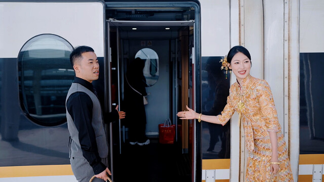 安徽一对新人乘高铁接亲，网友直呼“上亿的婚车”，当事人发声