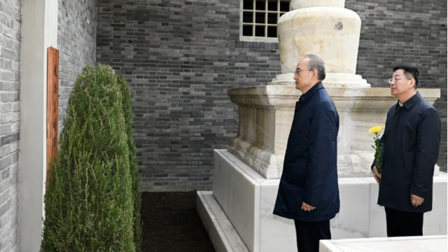 黄强到赵尚志将军纪念馆祭奠英烈