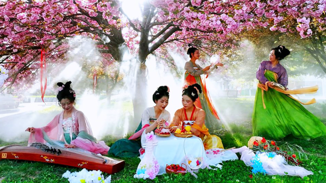 繁花大道铺春色　慢城两当醉春光