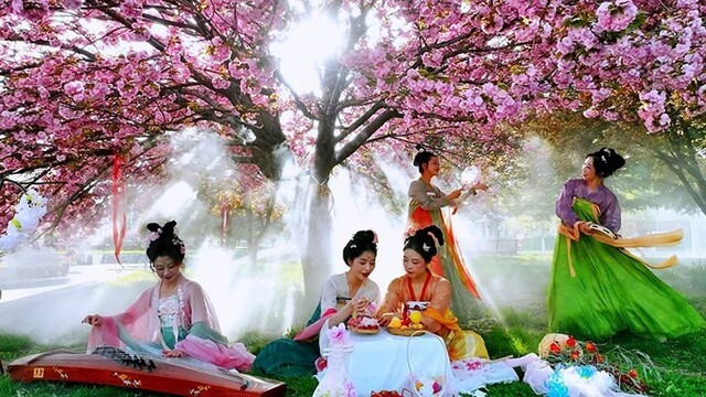 繁花大道铺春色　慢城两当醉春光