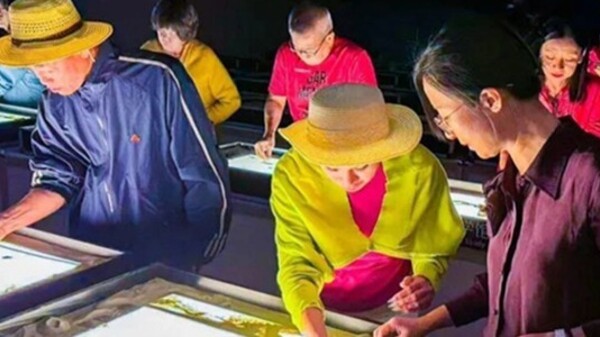邂逅敦煌沙韵　马来西亚游客沉浸式体验非遗沙画艺术