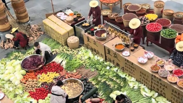 郑州一火锅店露天洗菜做饭走红  顾客称像动漫