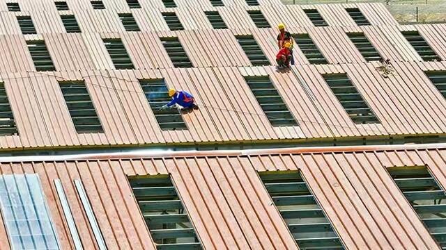 祁连山下禁牧不禁养　养殖小区建设忙