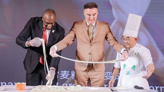 甘味飘香京城　外国使节沉浸式学拉牛大
