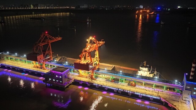 “工业景观”点亮江岸夜色