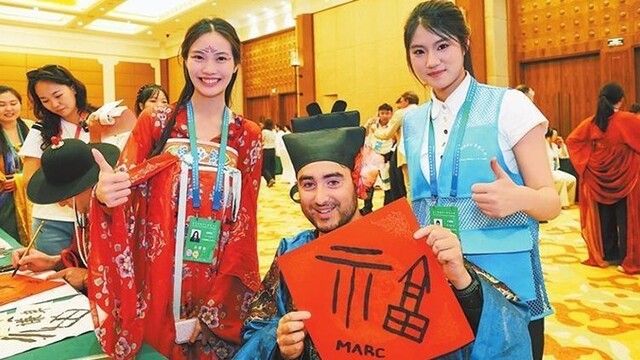 穿汉服打八段锦……汉学家“做一天中国人”体验感拉满