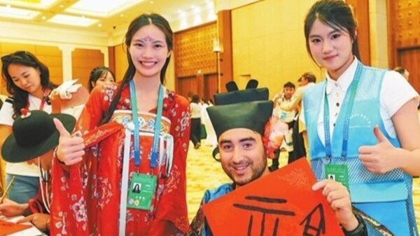 穿汉服打八段锦……汉学家“做一天中国人”体验感拉满