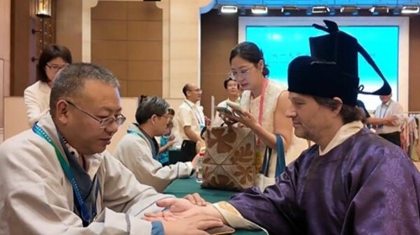 沉浸式体验丝路古韵　敦煌非遗“圈粉”各国汉学家