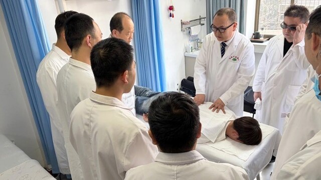 盲人推拿师get中医绝活办医院　为困难患者减免费用