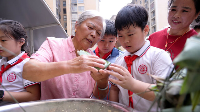 粽叶飘香迎端午 童心学艺承文化