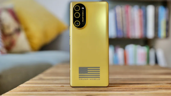 特朗普T1手机拆解后露馅了！换壳HTC U24 Pro 还贴上美国国旗