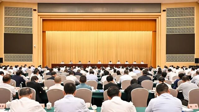 袁家军：深入实施扩能提质行动 全面打响“重庆服务”品牌