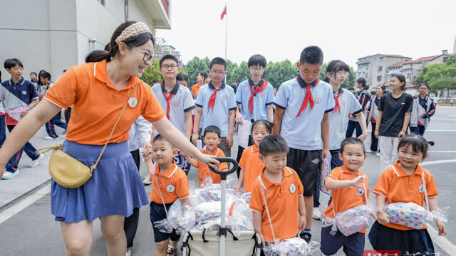 萌娃组团进校为中考学子送祝福 所到之处听取“哇”声一片