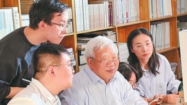  从拖拉机手到全国优秀共产党员　郑炳林40载深耕敦煌学