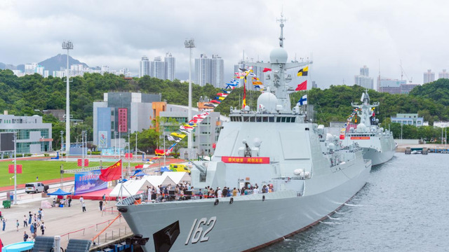 舰耀香江 寸心报国——海军舰艇编队面向港澳市民开放见闻