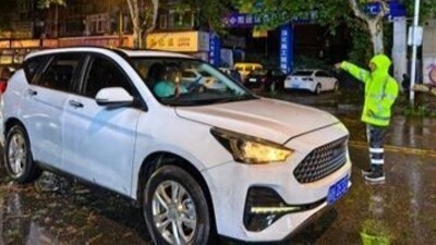 雨夜护航保畅通