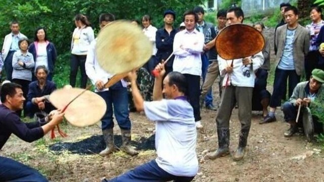 西北汉子手执鼓尺敲羊皮扇　灵魂节奏“遗”舞千年