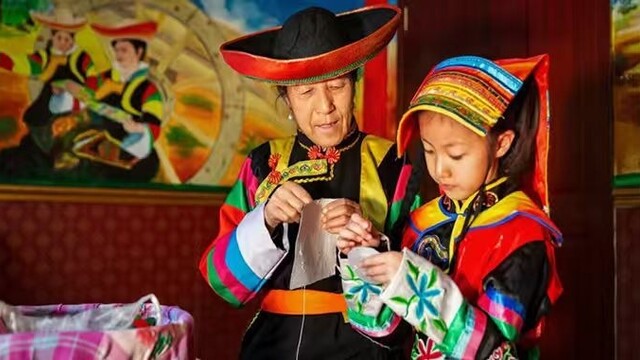 一针两线绣出海外　土族守艺人解锁“非”一般浪漫