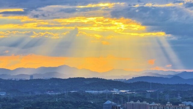城区上空现丁达尔盛景