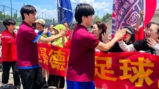 球迷齐聚欢迎景德镇队凯旋