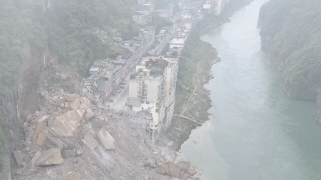 重庆彭水山体垮塌有人员被埋 相关救援队伍已第一时间紧急抵达现场开展救援