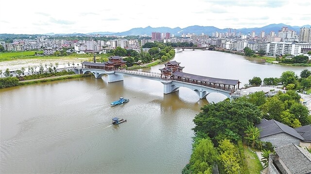 清理河道 守护碧水