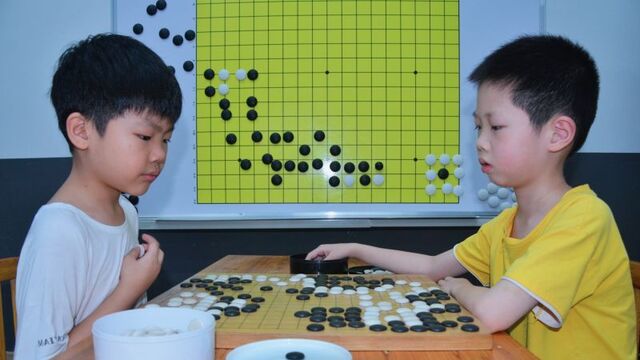 切磋棋艺 尽享暑期时光