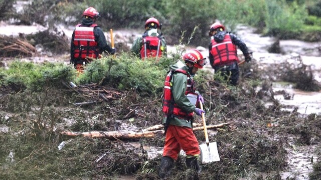直击甘肃渭源山洪搜救现场：降雨持续　大量车辆损毁