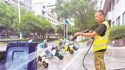 夏日街头动人的风景线