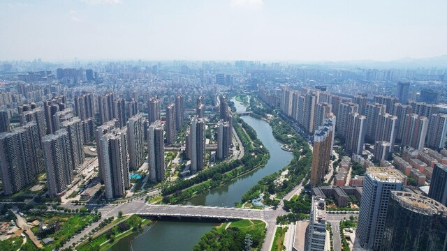 碧水穿城过 风光入画来