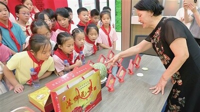 非遗传承人进社区 手把手教娃雕刻花果