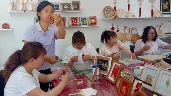 十余道工序纯手搓　守艺人“秸”尽全力绘河西民俗