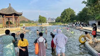 这个“村级”游泳池，为啥全网点赞？