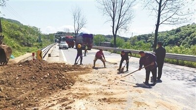 拆违建清路障，农村公路焕新颜