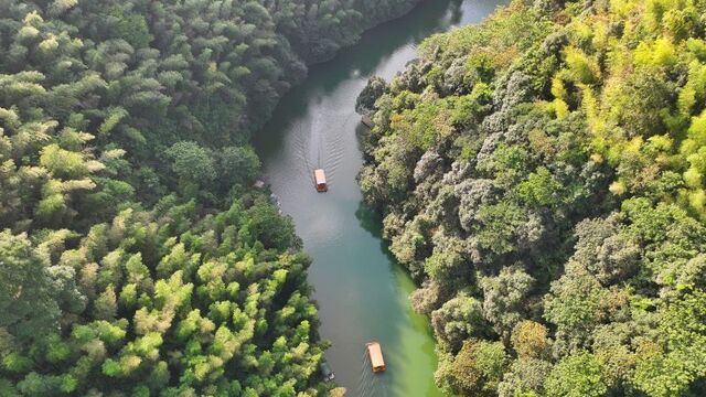 坐竹筏 赏美景
