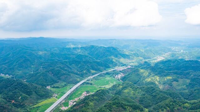 高速穿山乡 田园绘新景