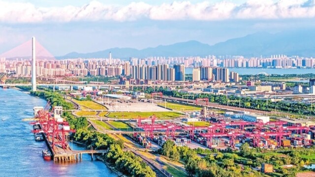 集装箱码头作业忙