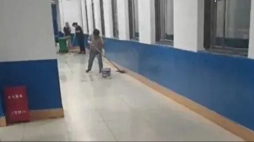 新校区被指气味刺鼻，学生头晕、流鼻血，“56人班级41人请假”