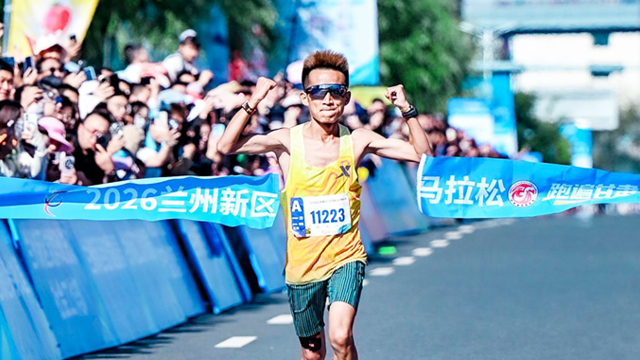 上万跑友竞速兰州新区　首设全马项目本土选手包揽双冠
