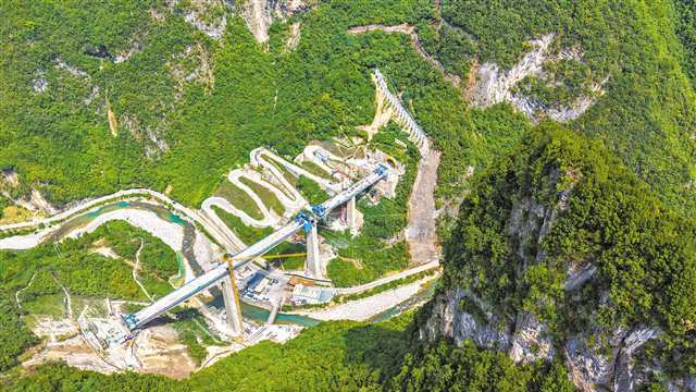 西渝高铁全线控制性工程朱家山隧道贯通