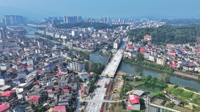 道路建设施工忙
