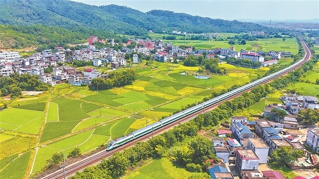 高铁驰沃野