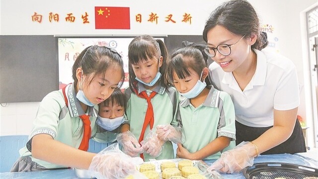 制作月饼 了解中秋习俗