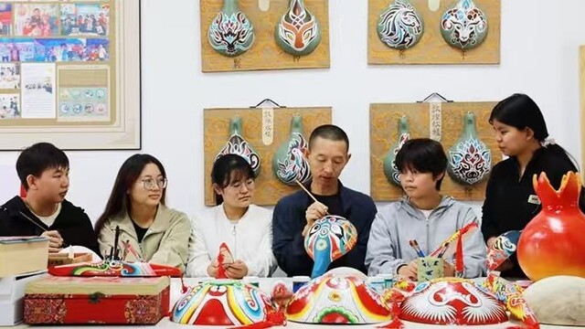 从戍守边疆到执鞭讲台　守艺人“谱”写非遗新篇