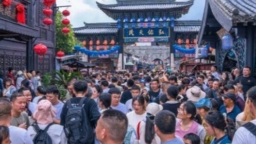 00后捧红的“穷鬼天堂”，成了国庆最狠镰刀