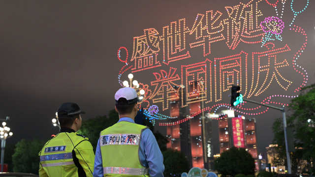 节日我在岗 | 警徽闪耀，南岸公安以"警察蓝"护航"中国红"