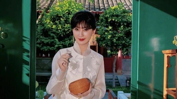 赵雅芝新中式造型亮相 一颦一笑自带温婉魅力