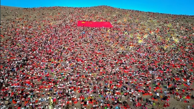 敦煌鸣沙山坐满人宛如拼豆　游客：感觉有一亿人在