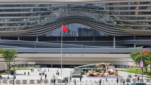 新皇岗口岸正式开通运行，第一批旅客丝滑通关！
